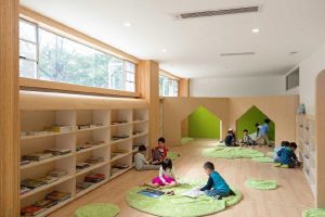 幼兒園裝修設計效果圖原木風定制收納閱讀書柜。童躲避屋，色環保裝修。