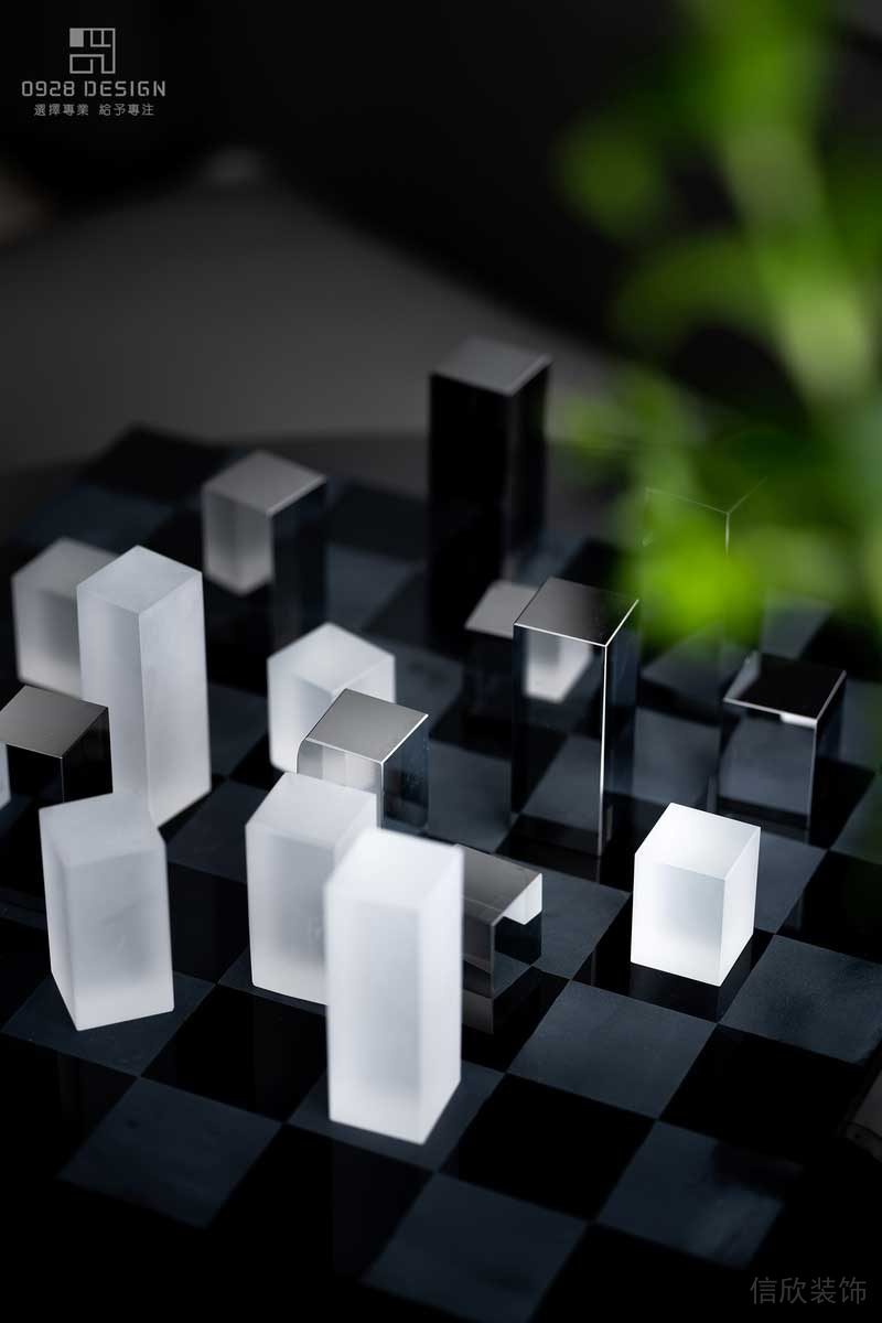 客廳茶幾上的棋盤擺件，玻璃與不銹鋼完美結合。
