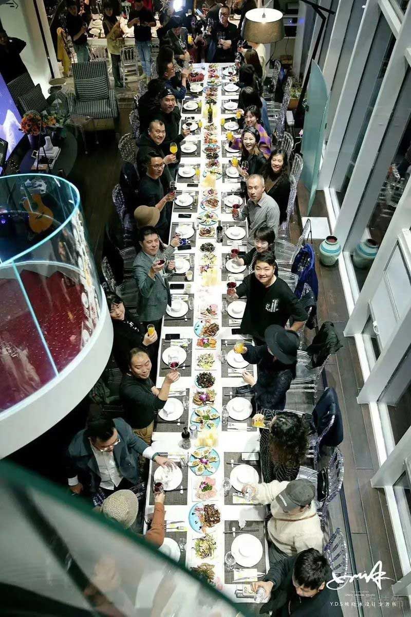 餐飲店多人長(zhǎng)條桌