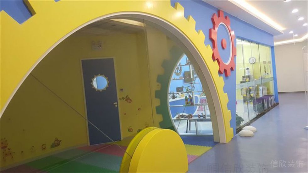 幼兒園裝修黃色的齒輪拱形門(mén)