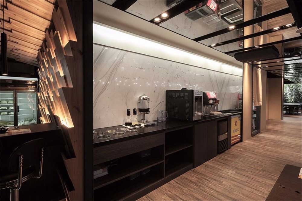 深圳鹽田現(xiàn)代簡約風(fēng)格火鍋店裝修設(shè)計配料飲品水吧區(qū)
