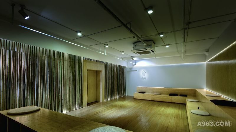 原木風(fēng)階梯過道教室裝修效果圖舞蹈教室工業(yè)簡潔現(xiàn)代風(fēng)投影設(shè)計