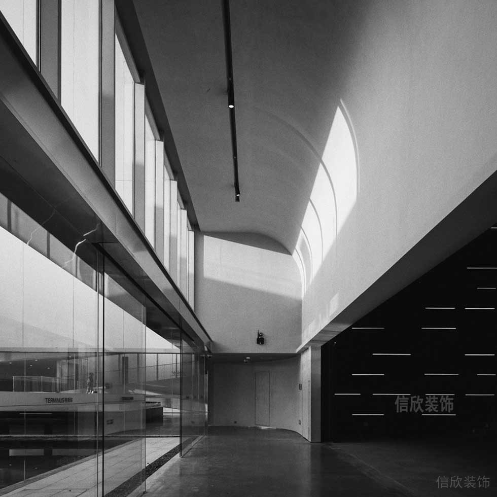 現(xiàn)代簡約風(fēng)格辦公室中庭走廊裝修圖