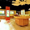 超市裝修效果圖木柜產(chǎn)品展示區(qū)域常駐廣告效果呈現(xiàn)木質(zhì)吊頂pvc地板裝修設(shè)計(jì)