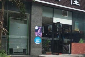 簡約現(xiàn)代便利店裝修門店裝潢玻璃平推門裝修設計