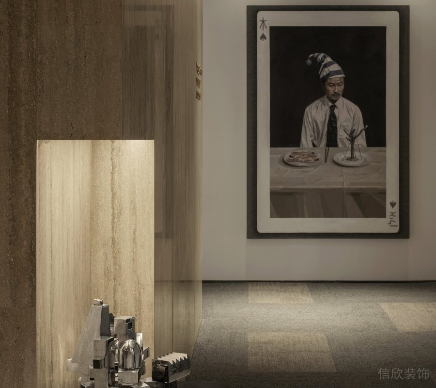 白色墻面，黑色邊框掛畫