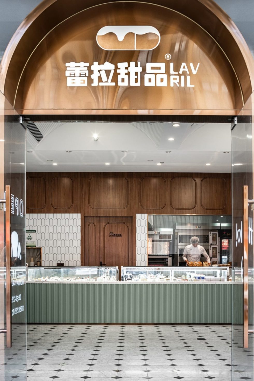 深圳市寶安區(qū)石巖原木風(fēng)甜品店裝修設(shè)計 蕾拉甜品弧形金屬玻璃門