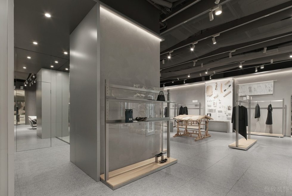 深圳市龍崗區(qū)坂田“一尚門(mén)”買(mǎi)手店柱子邊展示柜