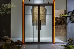 深圳龍華區(qū)侘寂風(fēng)酒吧玻璃大門裝修設(shè)計(jì)