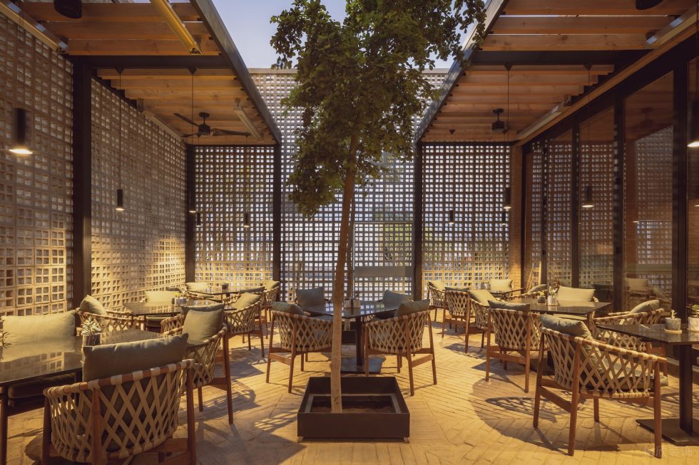典雅原木風(fēng)西餐廳溫馨用餐區(qū)裝修設(shè)計