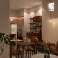 原木風(fēng)咖啡店多材質(zhì)多款式桌椅裝修圖