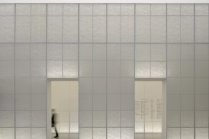 極簡風(fēng)藝術(shù)高定服裝展覽館裝修案例 白色通透感玻璃墻磚