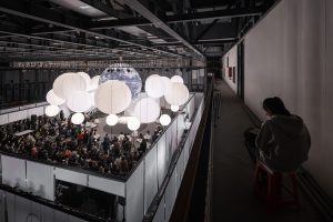 世界觀對(duì)話(huà)空間展廳裝修設(shè)計(jì) 二層過(guò)道視角