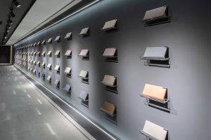 現(xiàn)代簡約風(fēng)瓷磚陳列展廳裝修設(shè)計案例 純色瓷磚展示墻
