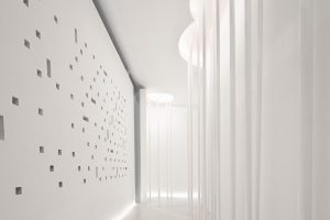 現(xiàn)代簡(jiǎn)約風(fēng)家居實(shí)驗(yàn)館展廳裝修效果圖 白色小圓柱裝飾過(guò)道