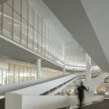 現(xiàn)代藝術(shù)建筑項(xiàng)目展廳裝修方案 白色樓梯