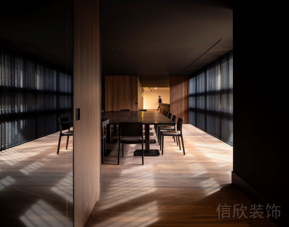 黑色鋁合金天花板裝修紅木地板設(shè)計辦公室會議室設(shè)計圖