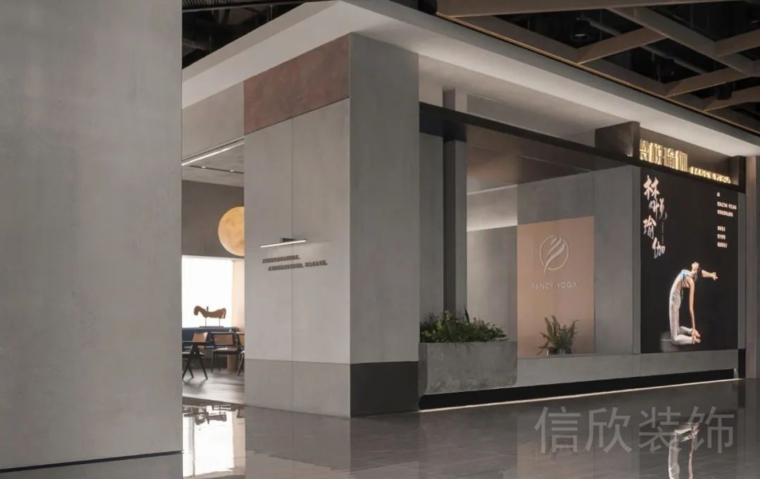 原木鏤空式天花板瑜伽機(jī)構(gòu)走廊裝修圖
